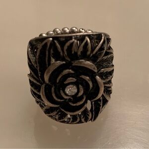 Stretch Band! Antique-styled ring w/faux diamond flower design.